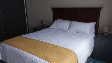 2 habitaciones, tabla de planchar con plancha, wifi y ropa de cama