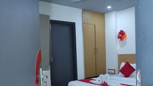 Shower, towels, soap, shampoo - Hotel Relax Suites (Noida)