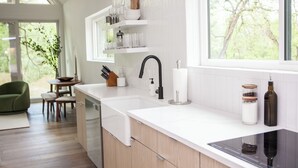 Private kitchen - Cozy Cabin On The Esopus Creek in Saugerties, New York (Saugerties)