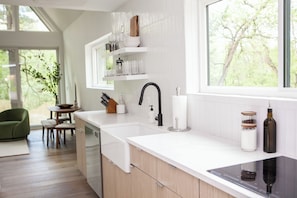 Jääkaappi, uuni, liesi, astianpesukone