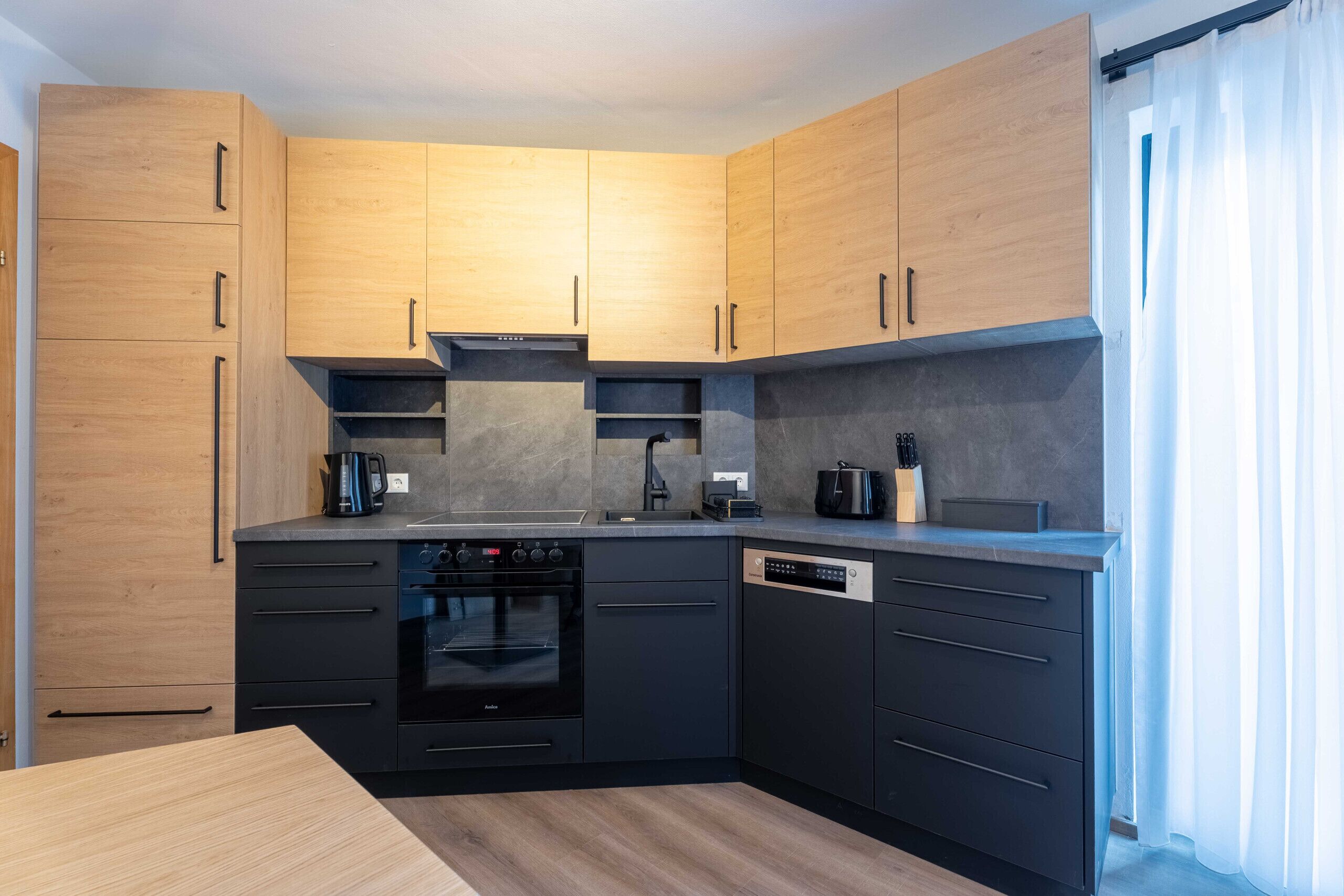Kühlschrank, Mikrowelle, Ofen, Geschirrspüler