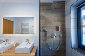 Shower, hair dryer, towels - Alpenglück Apartments - 1 (Saalbach)