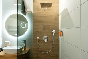 Chuveiro, secador de cabelo, toalhas de banho 