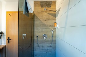 Shower, hair dryer, towels - Alpenglück Apartments - 3 (Saalbach)