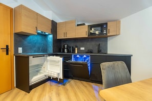 Coffee/tea maker, fridge, microwave, oven - Alpenglück Apartments - 3 (Saalbach)