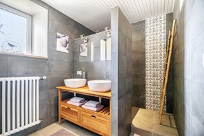 Dusj, hårføner og håndklær