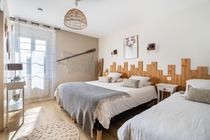 11 bedrooms, iron/ironing board, WiFi, bed sheets - Gîte Les Hervelines with Private Pool, Garden & Wi-Fi in Pleudihen sur Rance (PLEUDIHEN SUR RANCE)