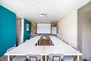 Meeting facility - Gîte Les Hervelines with Private Pool, Garden & Wi-Fi in Pleudihen sur Rance (PLEUDIHEN SUR RANCE)