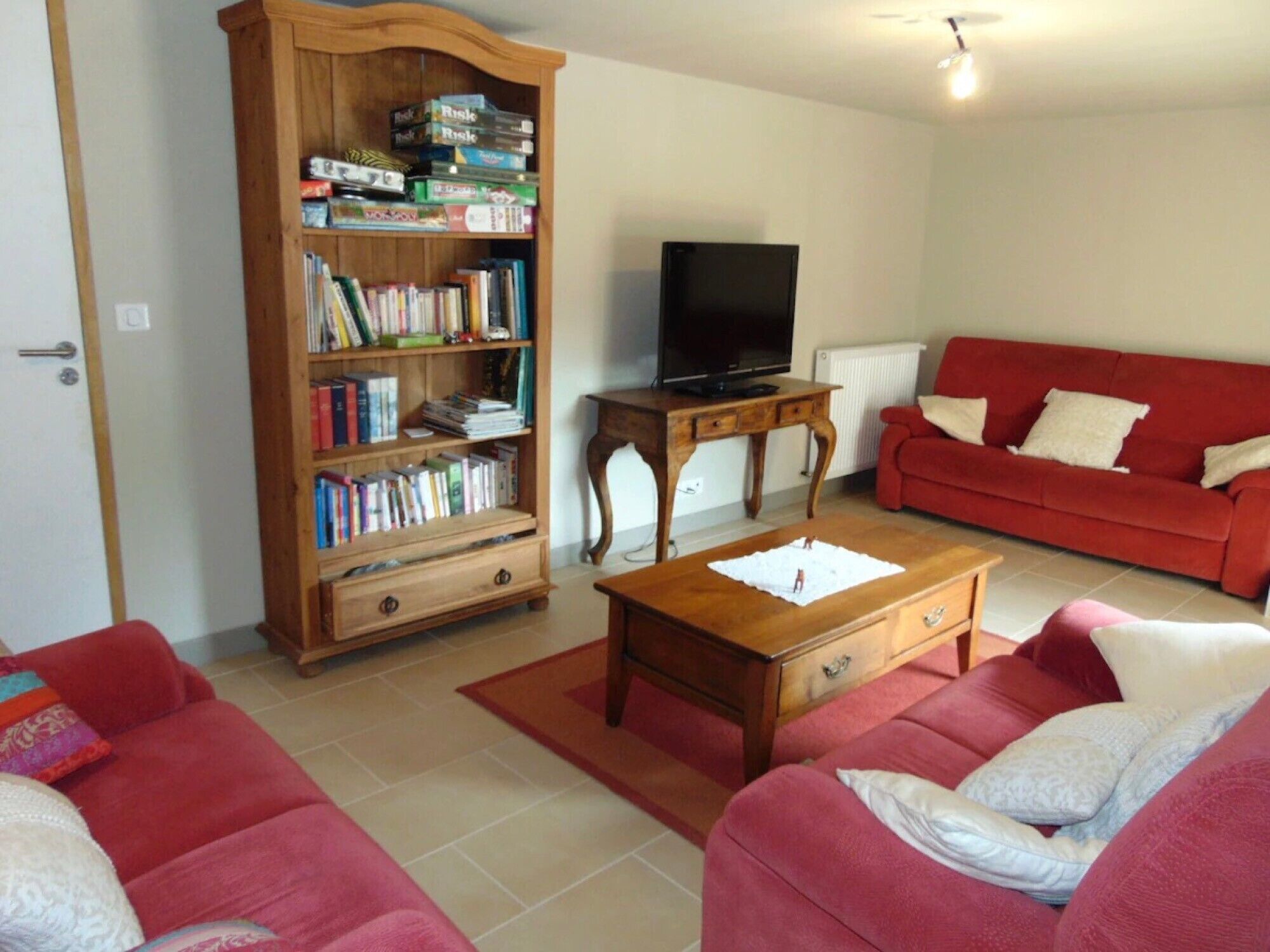 Télévision, cheminée, table de tennis de table