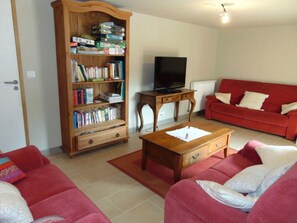 Televisio, takka, pöytätennispöytä