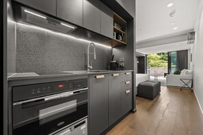Apartment | Private kitchen - Bright Studio in Braddon With Parking (Canberra)