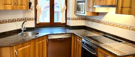 Mikrowelle, Ofen, Herdplatte, Geschirrspüler