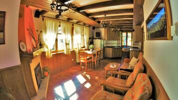 Een televisie en een open haard