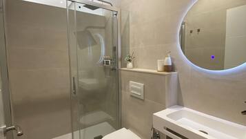 Bruser, hårtørrer, håndklæder, Sæbe