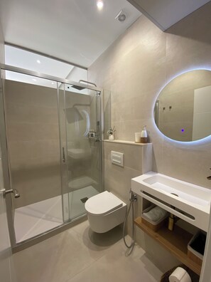 Bruser, hårtørrer, håndklæder, Sæbe