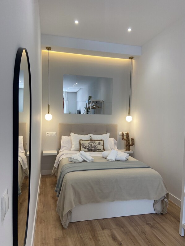 1 dormitorio, tabla de planchar con plancha, Internet