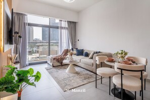 Departamento de lujo, balcón, vista a la ciudad | Área de sala de estar