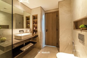 Departamento de lujo, balcón, vista a la ciudad | Baño