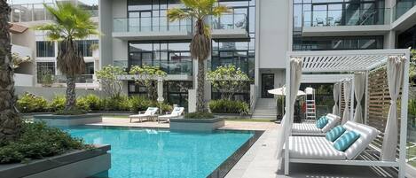 Hồ bơi ngoài trời