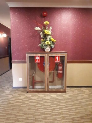 ฝ่ายต้อ�นรับ