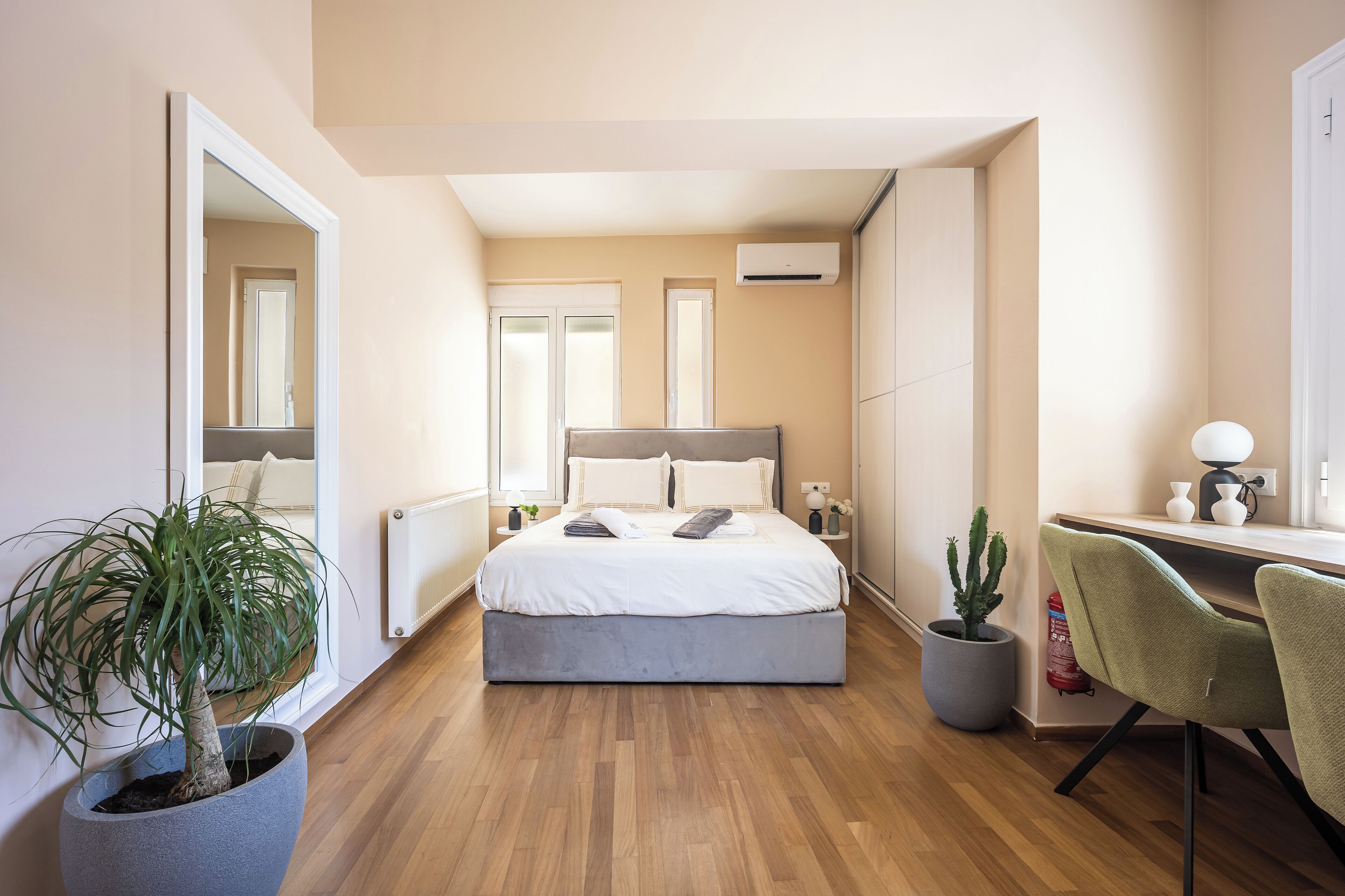 Minibar, caja de seguridad en la habitación y cortinas blackout 