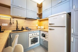 Minibar, caja de seguridad en la habitación y cortinas blackout 