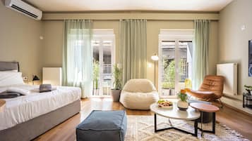 Apartamento superior, sacada | Frigobar, cofres nos quartos, cortinas blackout