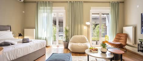 Superior-Apartment, Balkon | Zimmersafe, Verdunkelungsvorhänge, Bügeleisen/Bügelbrett