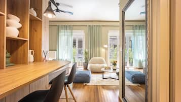 Apartamento superior, sacada | Frigobar, cofres nos quartos, cortinas blackout