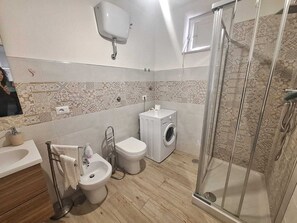 Shower, bidet, towels, soap - Apartment "Borea" near the sea in Santa Maria di Castellabate (Santa Maria di Castellabate)