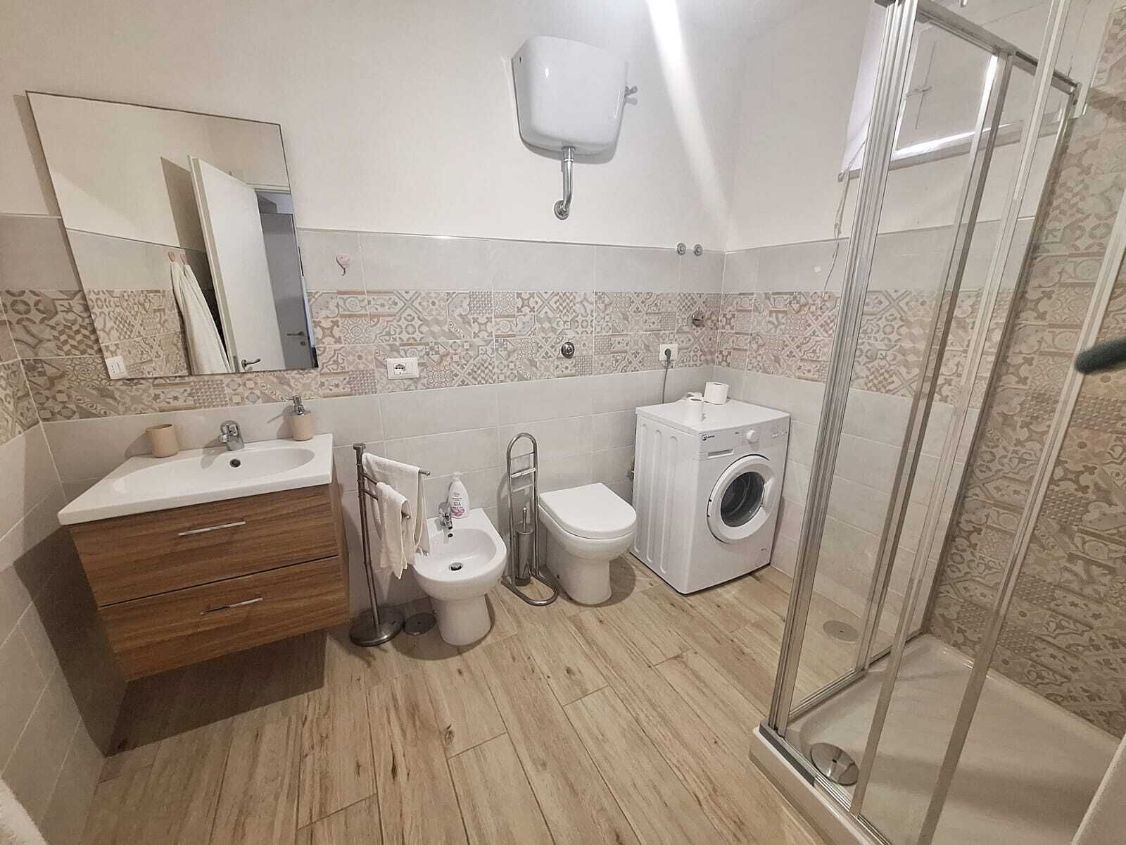 Chuveiro, bidê, toalhas de banho, sabonete