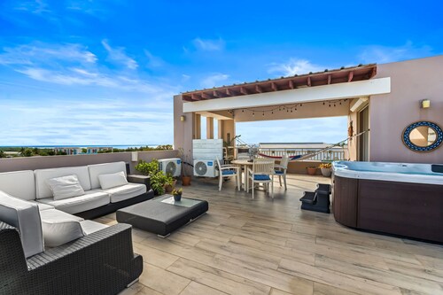 Tropical Sunset Penthouse • Rooftop & Hot Tub