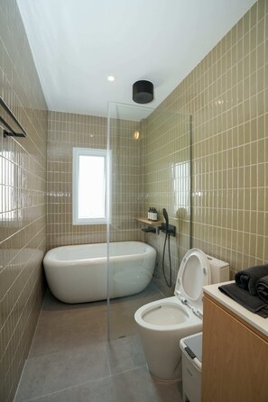 Shower, hair dryer, bidet, towels - Private 3-Bed Ensuite w/bath Townhouse  BTS OnNut (Phra Khanong)