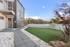 Apartment | Garden - Stylish Curtin Stay With Balcony Views (Canberra)