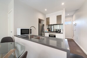 Apartment | Private kitchen - Stylish Curtin Stay With Balcony Views (Canberra)