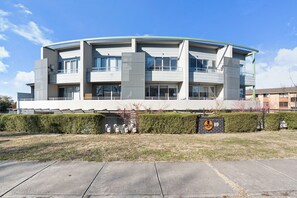 Apartment | Reception - Stylish Curtin Stay With Balcony Views (Canberra)