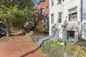 Exterior - Gorgeous renovation 2BR with AC/TV/Internet/Patio (Washington)