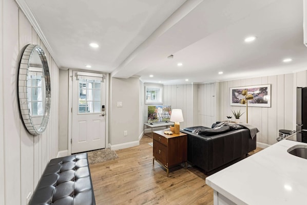 Interior - Gorgeous renovation 2BR with AC/TV/Internet/Patio (Washington)