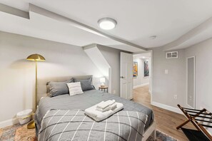 2 bedrooms, iron/ironing board, WiFi - Gorgeous renovation 2BR with AC/TV/Internet/Patio (Washington)