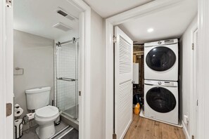 Douche, sèche-cheveux, serviettes fournies, shampoing