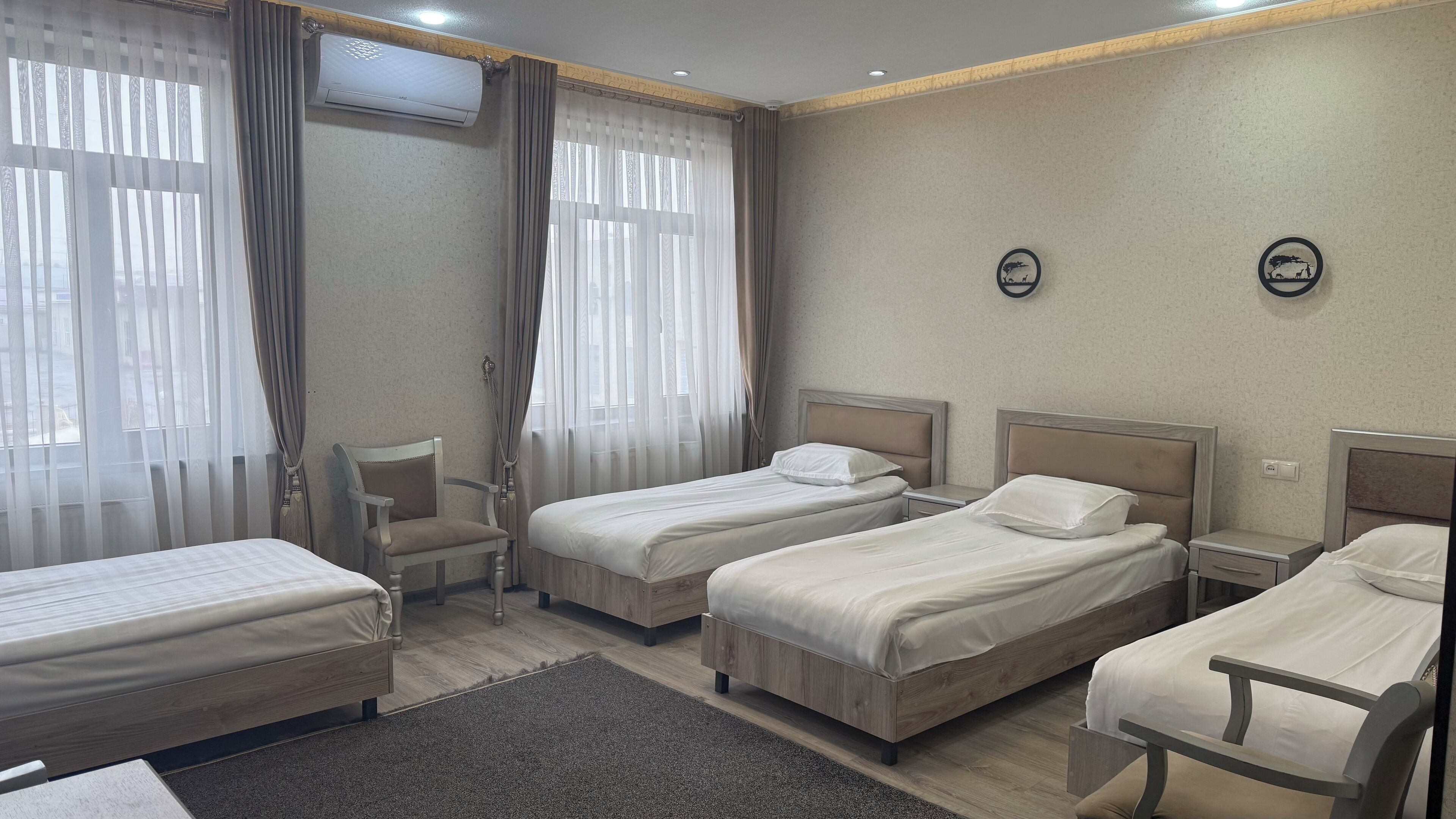 ファミリー ルーム ガーデンビュー | ミニバー、デスク、WiFi (無料)、ベッドシーツ