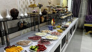 Una mesa de buffet con diversos alimentos y salsas.