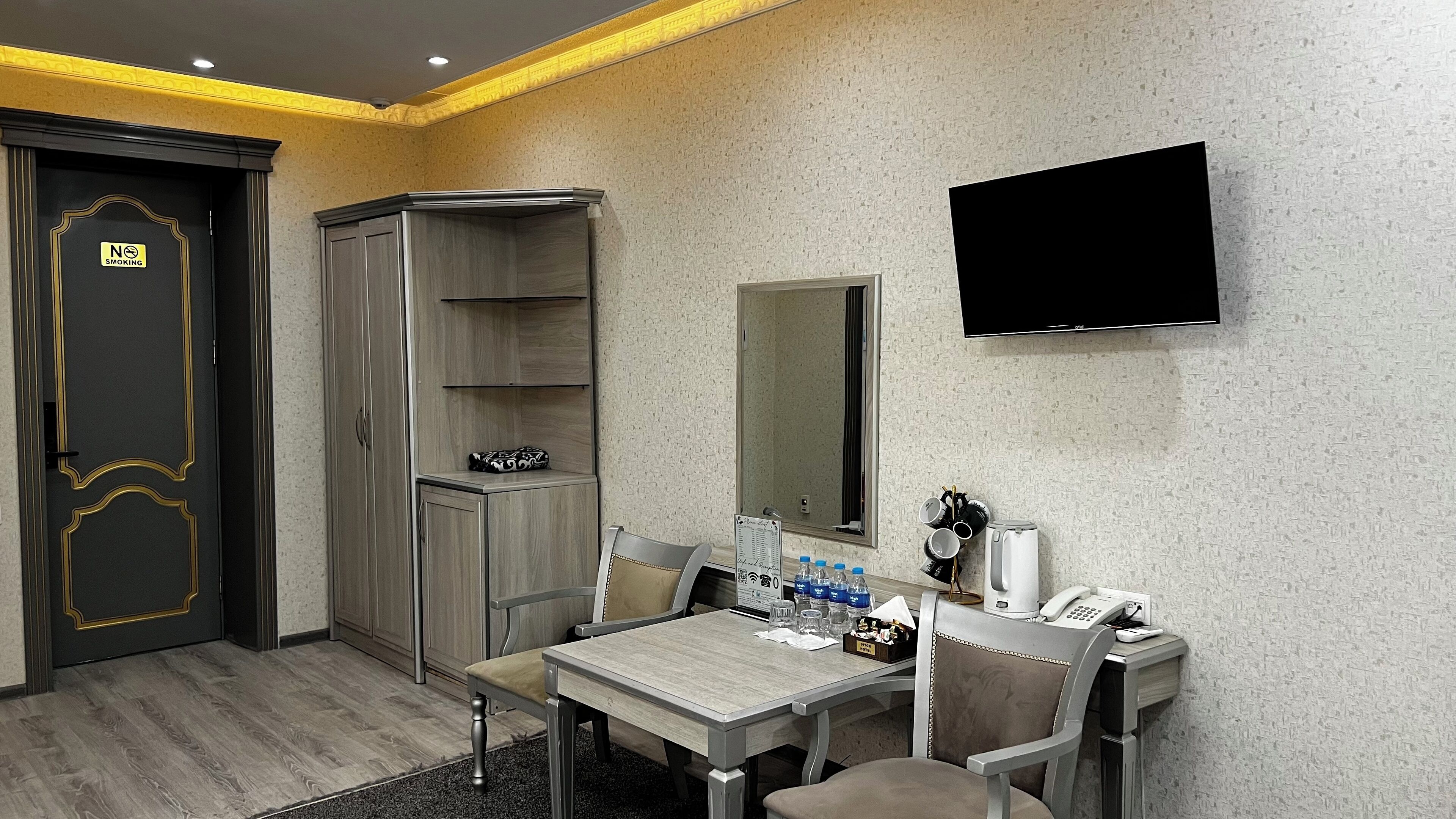 Minibar, bureau, Wi-Fi gratuit, draps fournis