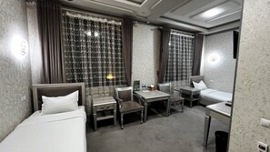 Phòng 2 giường đơn Tiêu chuẩn, quang cảnh thành phố | Minibar, bàn, truy cập Internet không dây miễn phí, bộ trải giường 