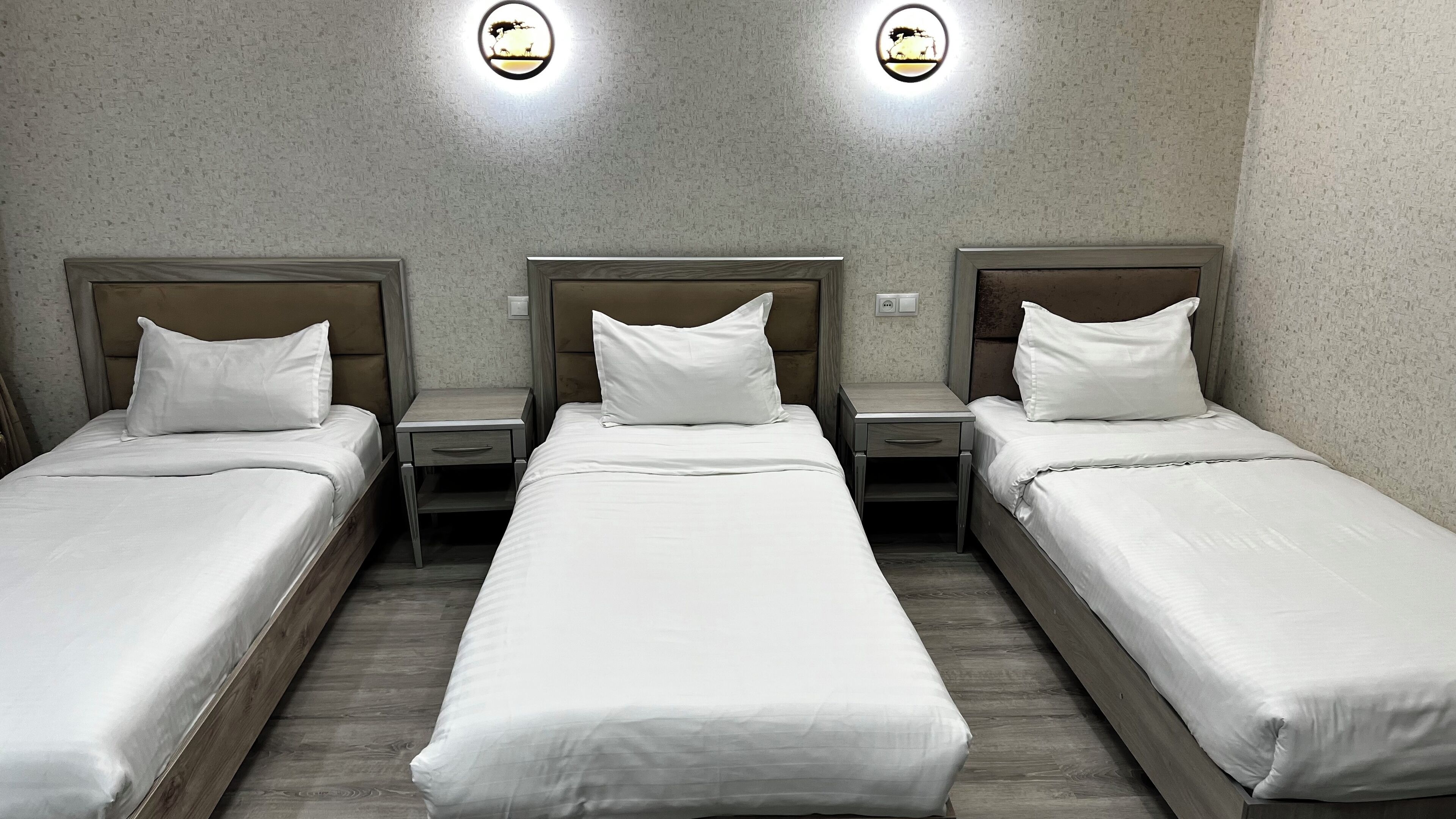 Deluxe-Dreibettzimmer, Gartenblick | Schreibtisch, kostenloses WLAN