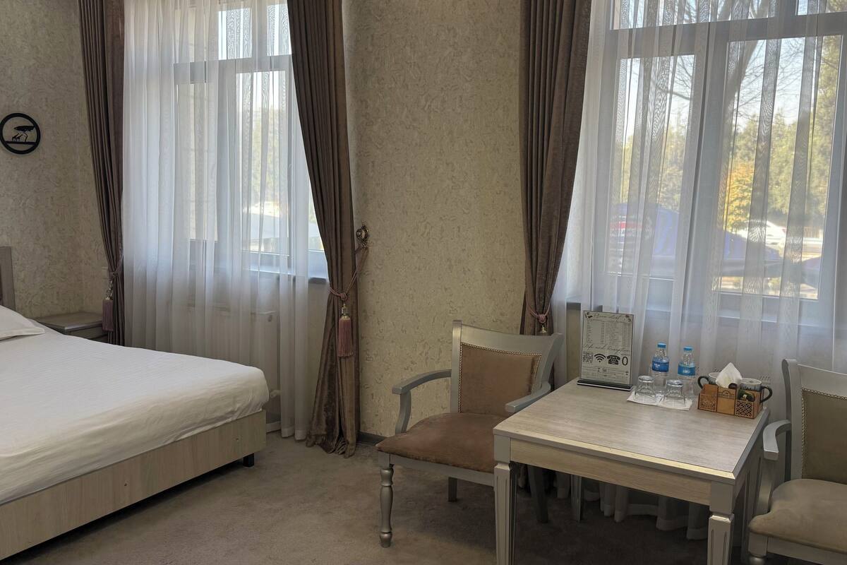 Habitación doble Deluxe, vista a la ciudad | Escritorio y wifi gratis