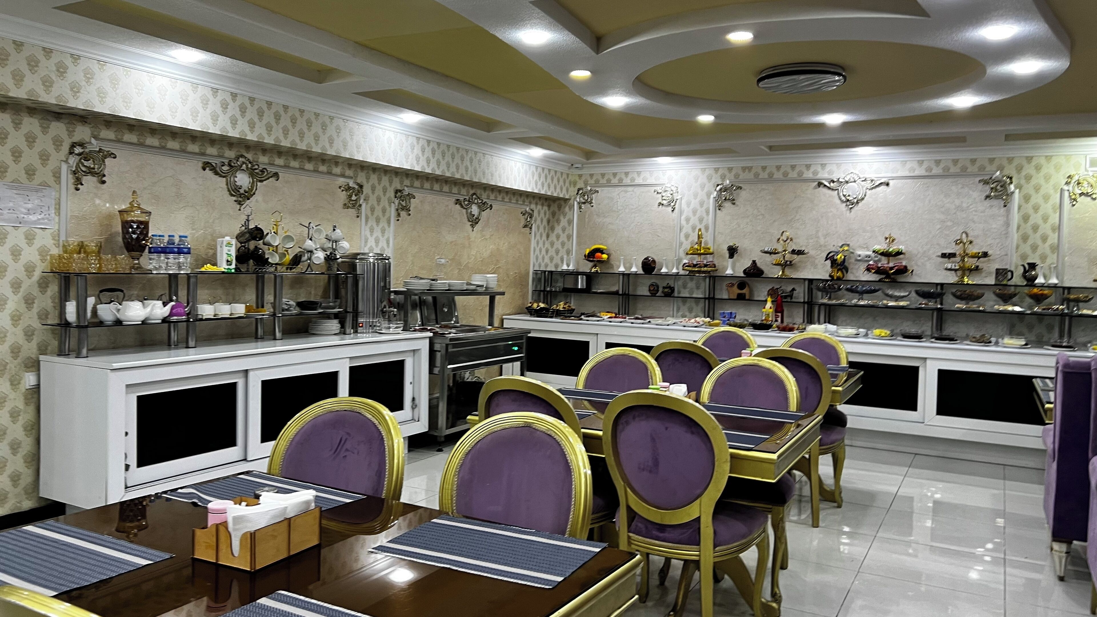 بوفيه فطور مجانًا يوميًا