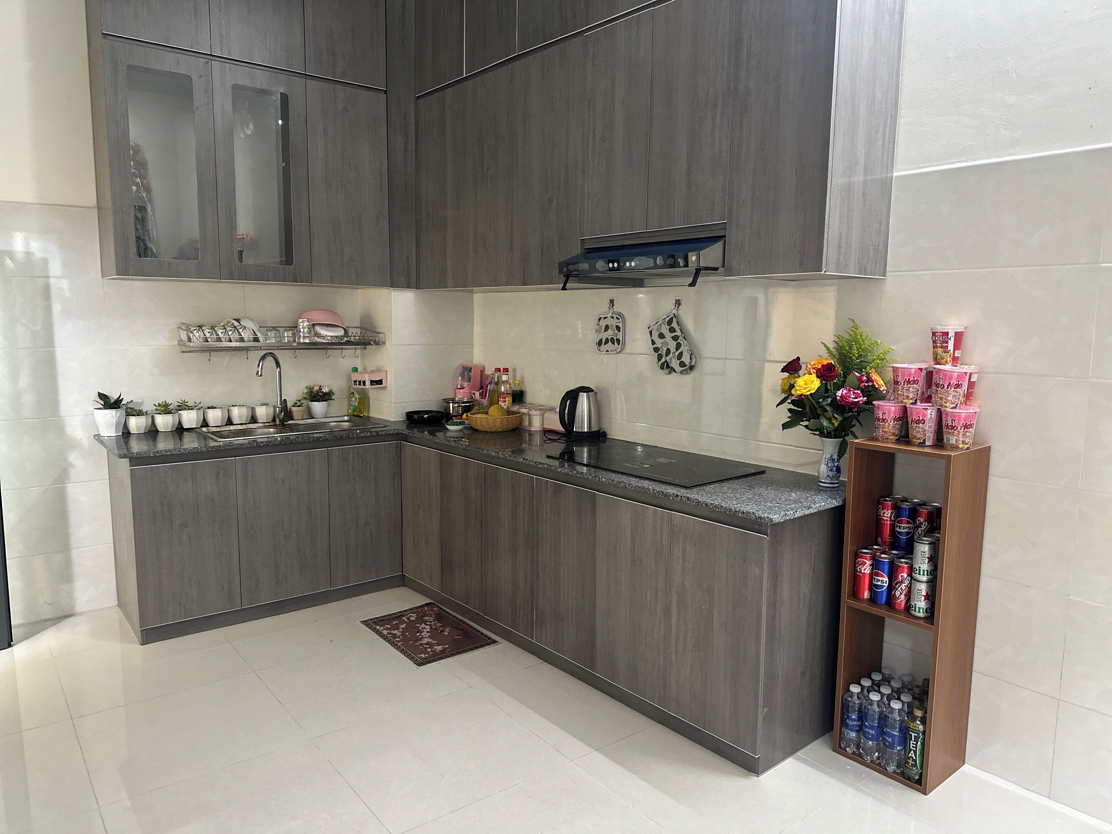 Refrigerador, microondas, placa de cocina, utensilios de cocina