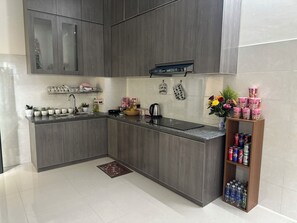 냉장고, 전자레인지, 쿡탑, 조리 도구/접시/주방 기구