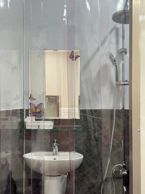 Superior-Doppelzimmer, Stadtblick | Badezimmer | Dusche, Haartrockner, Handtücher, Seife